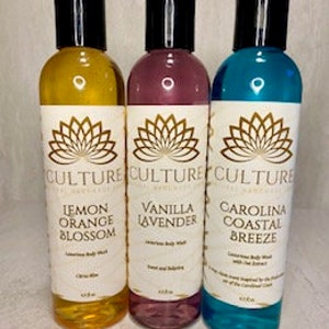Puede incluir: Tres botellas de gel de ducha de 237 ml con diferentes aromas. Las botellas son transparentes y dejan ver el l&iacute;quido en su interior. De izquierda a derecha, los aromas son Flor de naranja y lim&oacute;n, Vainilla y lavanda, y Brisa costera de Carolina.