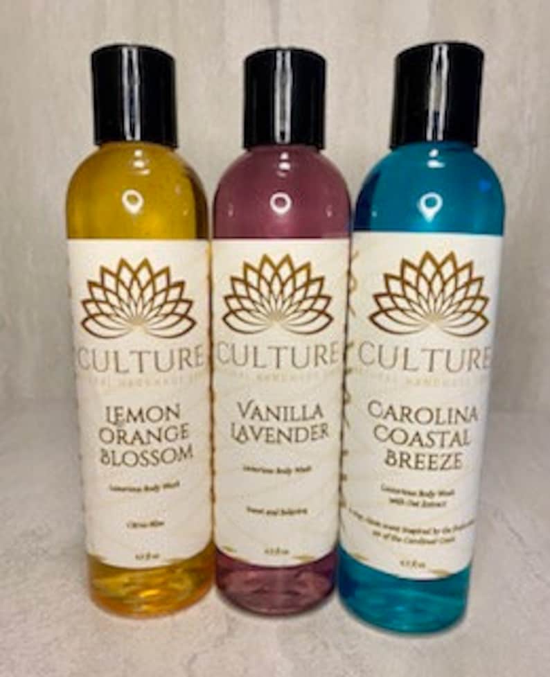 Puede incluir: Tres botellas de gel de ducha de 237 ml con diferentes aromas. Las botellas son transparentes y dejan ver el l&iacute;quido en su interior. De izquierda a derecha, los aromas son Flor de naranja y lim&oacute;n, Vainilla y lavanda, y Brisa costera de Carolina.