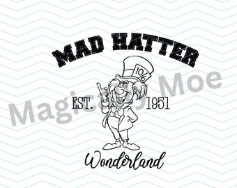Può includere: Illustrazione in bianco e nero del Cappellaio Matto di Alice nel Paese delle Meraviglie. L'illustrazione presenta il Cappellaio Matto con un cappello a cilindro con il numero 10% su di esso. Il testo "Mad Hatter" è sopra l'illustrazione e il testo "Est. 1951 Wonderland" è sotto l'illustrazione.