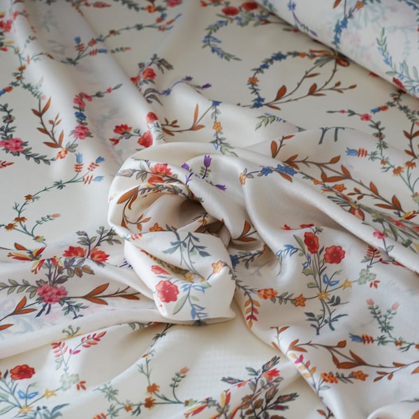 Tissu en soie vendu par Meter Designers Tissu pour robe et chemise ou chemisier, couleur crème avec des fleurs, motif floral.