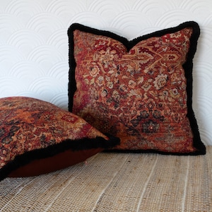 Kelim türkischer Kissenbezug: Orientalisches Samtkissen mit schwarzen Fransen