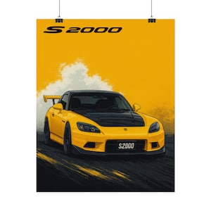 Puede incluir: Ilustración de un coche deportivo amarillo con capó y techo negros, sobre un fondo amarillo. El texto "S 2000" está en la parte superior. El coche se muestra en movimiento, con marcas de neumáticos en la carretera.