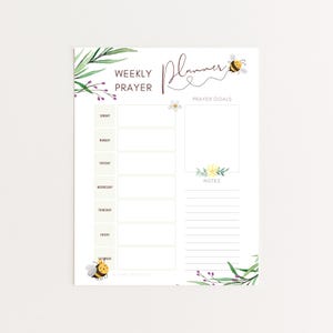 Könnte beinhalten: Ein Wochengebetplaner mit Bienen- und Blumendesign. Der Planer enthält Abschnitte für jeden Wochentag, Gebetsziele und Notizen. Die Worte "Weekly Prayer Planner" stehen oben. Das Design zeigt grüne Blätter und gelbe Blumen.