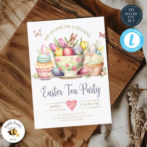 Könnte beinhalten: Eine Einladung zu einer Oster-Teeparty mit einer Aquarell-Illustration einer Teetasse gefüllt mit pastellfarbenen Ostereiern, Cupcakes und einem Hasen. Der Text lautet "Hop on over for a delicious Easter Tea Party" mit dem Datum und der Uhrzeit "April 20, 2-4:30 PM".