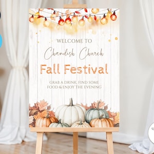 Op de afbeelding: Een houten ezel toont een bord voor het Chandish Church Fall Festival. Het bord toont pompoenen, herfstbladeren en lichtslingers. Tekst bevat "Welkom bij Chandish Church Fall Festival" en "Pak een drankje, vind wat eten & geniet van de avond."