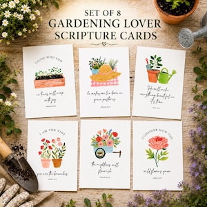 Puede incluir: Juego de ocho tarjetas de escritura sobre jardinería. Cada tarjeta presenta ilustraciones en acuarela de herramientas de jardinería, flores y plantas, junto con citas inspiradoras. Las tarjetas están dispuestas sobre una superficie de madera.