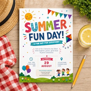 Op de afbeelding: Een kleurrijke flyer voor een Zomerpret Dag evenement. Het ontwerp toont een lachende zon, een vlieger en de tekst "SUMMER FUN DAY!" in levendige kleuren. Details zijn onder meer de datum, tijd en locatie, met illustraties van spelende kinderen.