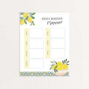 Puede incluir: Un planificador de lectura bíblica blanco con un diseño de limón en acuarela. El planificador tiene un diseño semanal con casillas para cada día y el texto "Bible Reading Planner". Borde decorativo azul y amarillo en la parte inferior.