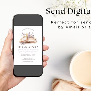 K&ouml;nnte beinhalten: Ein Smartphone zeigt eine digitale Einladung zu einem Bibelstudium. Die Einladung zeigt eine Illustration eines offenen Buches mit floralen Akzenten und dem Text "Bible Study". Das Telefon wird in einer Hand gehalten, mit einer Tasse Kaffee und einem Tuch im Hintergrund. Der Text "Send Digitally" ist ebenfalls sichtbar.