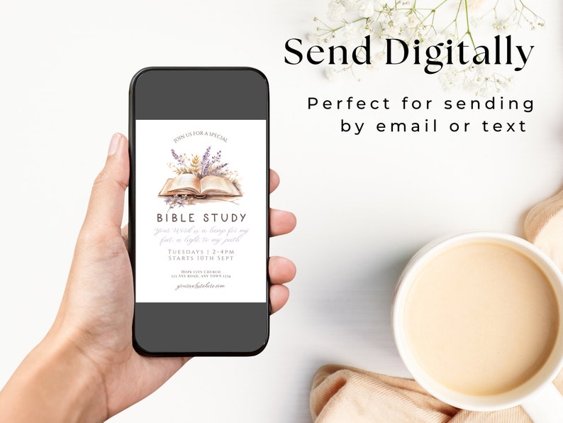 K&ouml;nnte beinhalten: Ein Smartphone zeigt eine digitale Einladung zu einem Bibelstudium. Die Einladung zeigt eine Illustration eines offenen Buches mit floralen Akzenten und dem Text "Bible Study". Das Telefon wird in einer Hand gehalten, mit einer Tasse Kaffee und einem Tuch im Hintergrund. Der Text "Send Digitally" ist ebenfalls sichtbar.