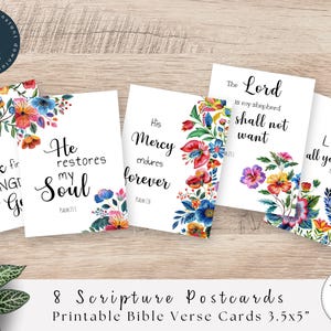 Könnte beinhalten: Acht druckbare Postkarten im Format 3,5 x 5 Zoll mit floralen Designs und Bibelversen. Die Verse beinhalten "Suche nach dem König der Herrlichkeit", "Er stellt meine Seele wieder her", "Seine Gnade währt ewig", "Der Herr ist mein Hirte, mir wird nichts fehlen", und "Vertraue auf den Herrn von ganzem Herzen".