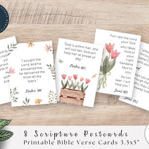 Könnte beinhalten: Acht Schriftkarten mit floralen und botanischen Illustrationen. Jede Karte enthält einen Bibelvers in handschriftlicher Schrift. Die Karten sind 8,89 x 12,7 cm groß und enthalten Verse aus den Psalmen und Jesaja.