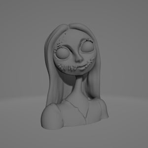 Puede incluir: Un busto gris de un personaje femenino con cabello largo, ojos grandes y rasgos faciales cosidos. El vestido del personaje tiene un diseño de cuello en V. El tema general es un diseño espeluznante inspirado en Halloween.