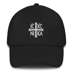 以下が含まれることがあります： 白い刺繍の十字架と「IC XC NI KA」の文字が書かれた黒い野球帽。