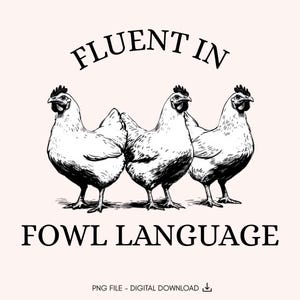 Könnte beinhalten: Schwarzweißillustration von drei Hühnern mit dem Text "Fluent in Fowl Language" darüber.