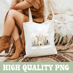 K&ouml;nnte beinhalten: Eine wei&szlig;e Einkaufstasche mit einer Aquarell-Illustration eines Schlosses mit Wolken und B&auml;umen. Die Tasche hat braune Henkel und steht auf einer braunen und wei&szlig;en gemusterten Oberfl&auml;che.