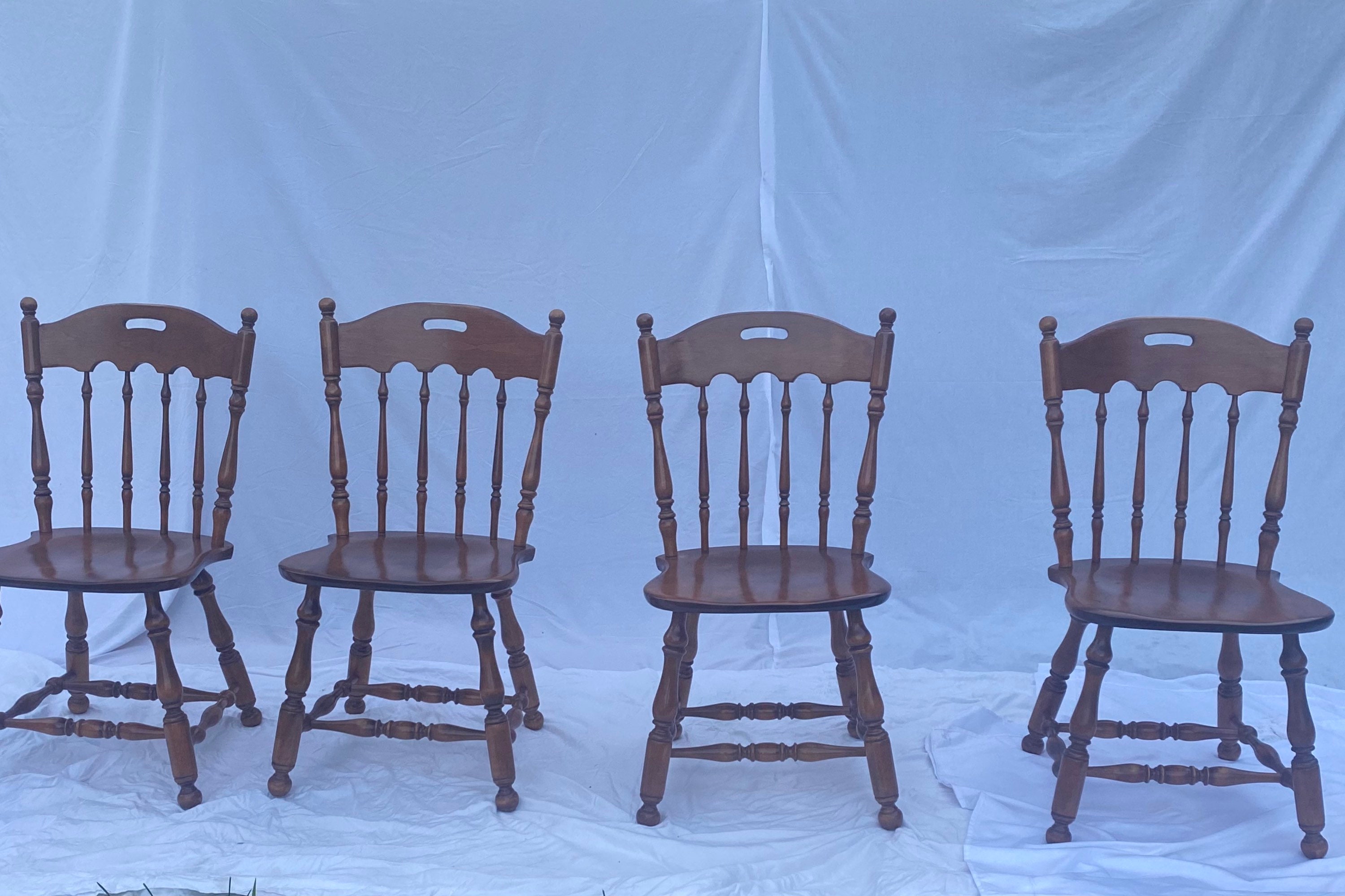 Sillas de comedor con respaldo de husillo de madera de dos tonos (juego de  4) blanco rústico francés de mediados de siglo acabado natural moderno