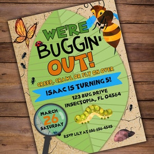 以下が含まれることがあります： 拡大鏡、蜂、蝶、芋虫が描かれた緑の葉の形をした招待状。テキストには「We're Buggin' Out! Creep, Crawl or Fly on Over Isaac is Turning 5! March 26 Saturday 123 Bug Drive Insectopa, FL 04564 RSVP Lily at 656-656-4545」と書いてあります。