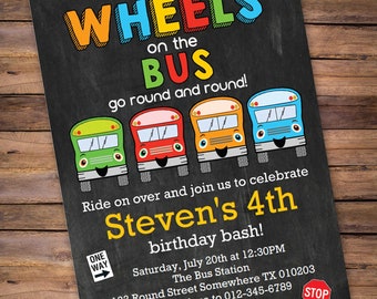 Peut inclure: Une invitation de fête d'anniversaire de style tableau noir. L'invitation présente une illustration colorée des mots "The Wheels on the Bus" avec quatre bus scolaires de dessin animé. Le texte indique "Ride on over and join us to celebrate Steven's 4th birthday bash! Saturday, July 20th at 12:30PM The Bus Station 123 Round Street Somewhere TX 010203 RSVP Mariana to 012-345-6789"