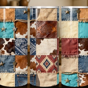 Peut inclure: Trois gobelets en acier inoxydable avec un motif patchwork. Le design incorpore du denim, de la peau de vache, du cuir et du tissu à motifs dans un thème rustique et country. Chaque gobelet présente des ornements en forme d'étoile et des accents de corde.
