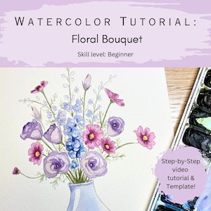 Op de afbeelding: Een aquarel van een bloemenboeket in een lichtblauwe vaas, met paarse en roze bloemen. De tekst luidt: WATERCOLOR TUTORIAL: Floral Bouquet, Skill level: Beginner, en Step-by-Step video tutorial & Template!