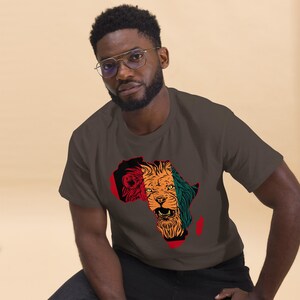 Afrika-Karte mit Löwe-Schwarz-Geschichtsmonat Afroamerikaner Unisex klassisches T-Shirt