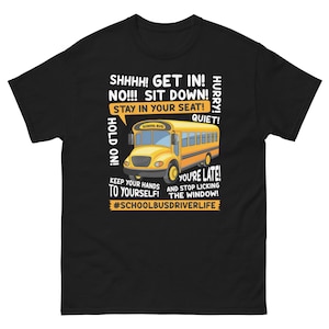 Puede incluir: Camiseta negra con un gráfico de autobús escolar amarillo y el texto "SHHHH! GET IN! NO!!! SIT DOWN! HURRY! STAY IN YOUR SEAT! QUIET! HOLD ON! KEEP YOUR HANDS TO YOURSELF! YOU'RE LATE! AND STOP LICKING THE WINDOW! #SCHOOLBUSDRIVERLIFE"