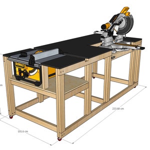 Pu&ograve; includere: Un tavolo in legno con un piano nero, progettato per ospitare una sega da banco e una sega a smusso. Il tavolo misura 212,3 cm di lunghezza, 101,6 cm di larghezza e 101,6 cm di altezza. La sega da banco &egrave; del marchio DeWalt e la sega a smusso &egrave; un marchio generico.