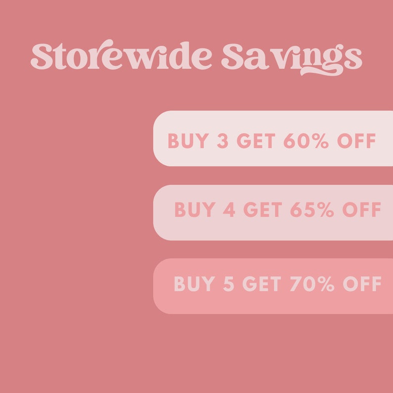 K&ouml;nnte beinhalten: Eine rosa Grafik mit dem Text "Storewide Savings" in Wei&szlig;. Drei rosa Schaltfl&auml;chen mit wei&szlig;em Text listen Rabatte f&uuml;r den Kauf von 3, 4 oder 5 Artikeln auf: "BUY 3 GET 60% OFF", "BUY 4 GET 65% OFF" und "BUY 5 GET 70% OFF".
