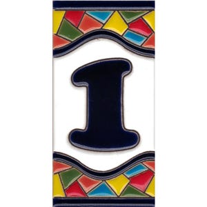 Puede incluir: Una baldosa cerámica rectangular con el número "1" en azul marino sobre un fondo blanco. Los bordes superior e inferior presentan un diseño de mosaico colorido con formas geométricas rojas, amarillas, verdes y azules.