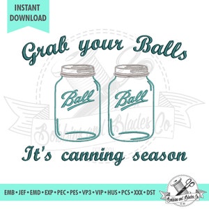 Könnte beinhalten: Stickdatei mit zwei Einmachgläsern, auf denen das Wort "Ball" steht. Der Text "Grab your Balls It's canning season" ist in Türkis geschrieben.