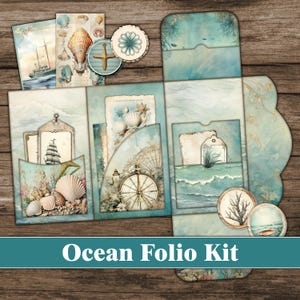Può includere: Un kit folio a tema oceanico con vari elementi decorativi. Il kit include carte, etichette e abbellimenti circolari con conchiglie, carte nautiche e una bussola. La tavolozza dei colori è principalmente blu e beige, con un'estetica vintage e invecchiata. Il testo "Ocean Folio Kit" è visualizzato.