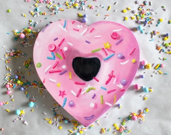 Herzförmige Donut-Malerei. Original Kunstwerk, Einzelstück, Küchenkunst, realistisches Kunstwerk, Donut mit Streuseln, rosa Donut.