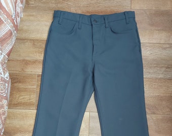 Può includere: Un paio di pantaloni grigi scuri, a gamba dritta, con chiusura a bottone e passanti per la cintura.
