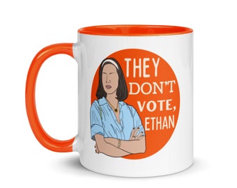 Biały kubek Lotus Aubrey Plaza „Oni nie głosują” z kolorowym wnętrzem