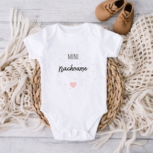 Baby Body Nachname | 100% Baumwolle | Geschenk zur Geburt | Schwangerschaft verkünden | Herz | personalisierbar