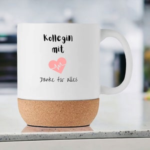 Tasse aus Keramik personalisierbar mit Wunschnamen Tasse zum Abschied Arbeitskollegin Kork Kollegin mit Herz Bild 2