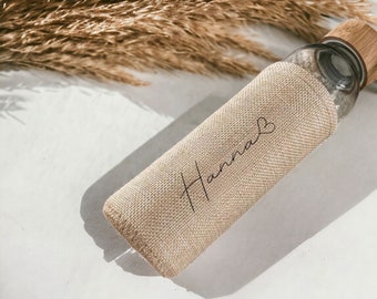Personalisierte Trinkflasche aus Glas mit Bambusdeckel und praktischer Tasche gefertigt aus Jute| mit Wunschname| minimalistisch|