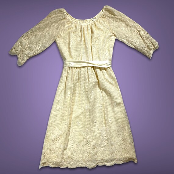 Vintage cream lace Gem