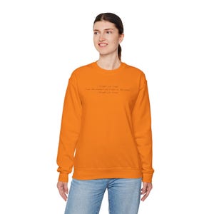 Ich dachte, du kennst Team Konrad Den Sommer, den ich ziemlich vergoldet habe Gildan Rundhals-Sweatshirt Safety Orange