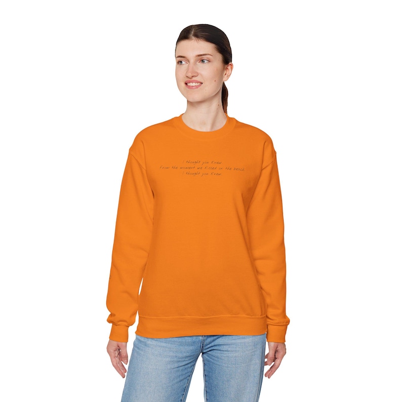 Ich dachte, du kennst Team Konrad Den Sommer, den ich ziemlich vergoldet habe Gildan Rundhals-Sweatshirt Safety Orange