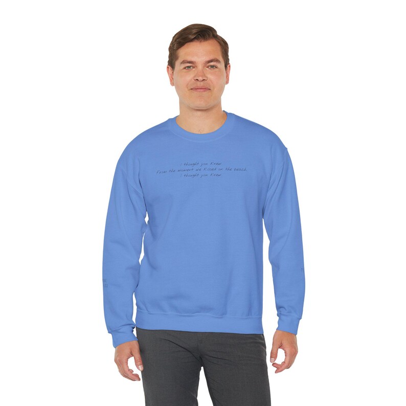 Ich dachte, du kennst Team Konrad Den Sommer, den ich ziemlich vergoldet habe Gildan Rundhals-Sweatshirt Carolina Blue