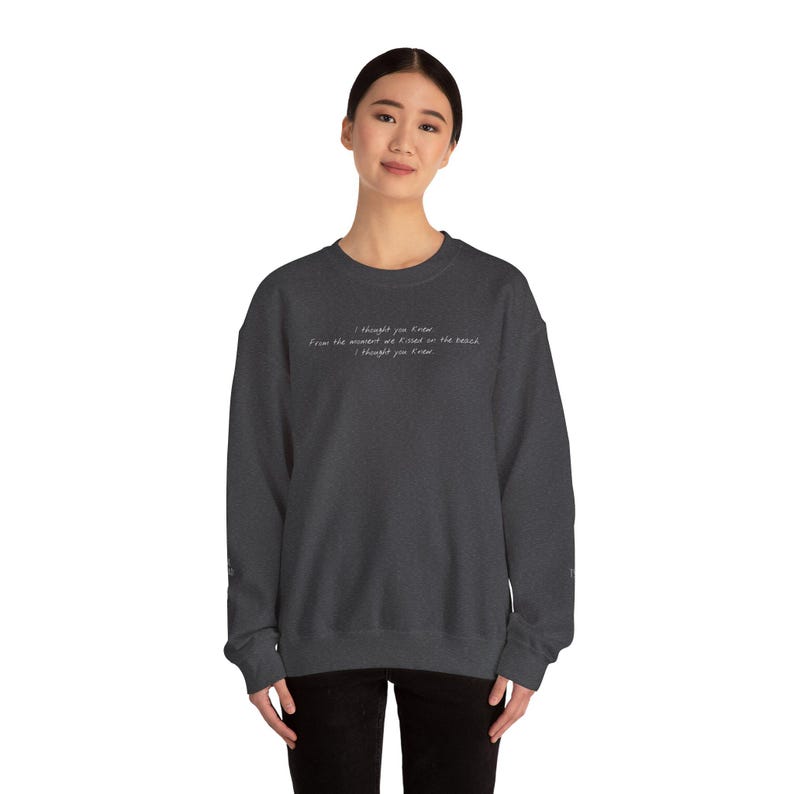 Ich dachte, du kennst Team Konrad Den Sommer, den ich ziemlich vergoldet habe Gildan Rundhals-Sweatshirt Dark Heather