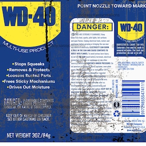 Op de afbeelding: Een blauw en geel WD-40 multifunctioneel productlabel met de tekst WD-40, Danger, en een lijst met toepassingen waaronder piepjes stoppen, verwijderen en beschermen, roestige onderdelen losmaken, kleverige mechanismen bevrijden en vocht verdrijven.
