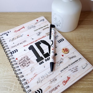 One Direction, 1D, quaderno/diario A5 e set di penne abbinate, copertina rigida, carta a righe, stampa a sublimazione, design omaggio sul retro, idea regalo