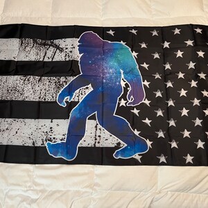 Bigfoot Sasquatch Flagge – 90x150 Cm, 100% Polyester, Wetterfest, Mit Messingösen