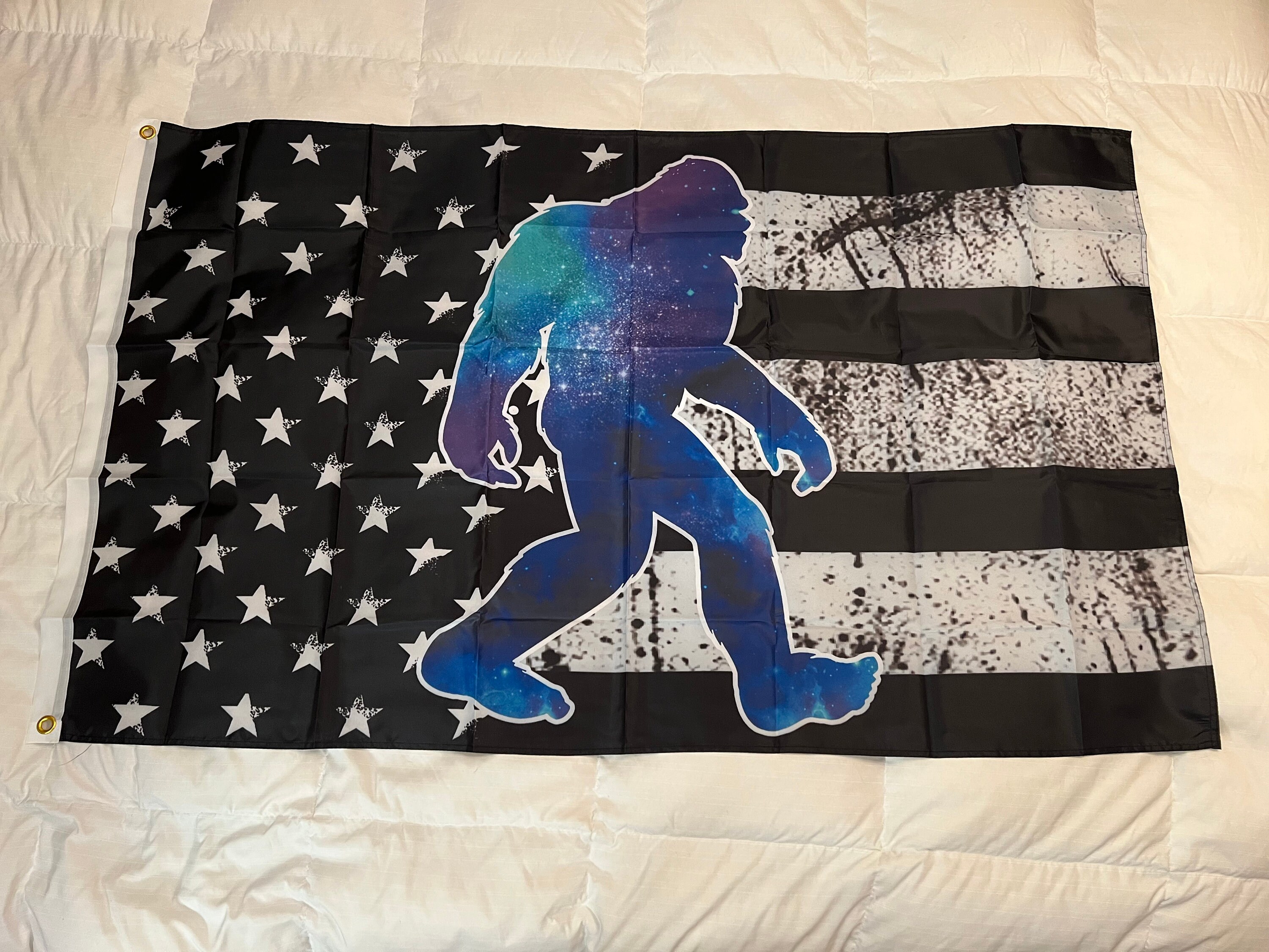 Bigfoot Sasquatch Flagge – 90x150 Cm, 100% Polyester, Wetterfest, Mit Messingösen
