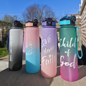 Frosted Wasserflasche Christliche Bibelzitate - 4 Designs und Farben, 1000 ml, Kaltwasserflasche mit Strohhalm