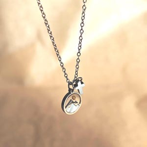 Collier graine de moutarde avec croix et initiales | Bijoux chrétiens faits main | Cadeau pendentif foi en acier inoxydable