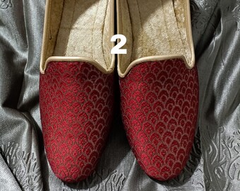 Red Brocade Mojari Shoes for Men, Handmade Ethnic Jutti, Traditional Wedding Footwear, Comfortable SlipOn Indian Loafers with Pattern Design